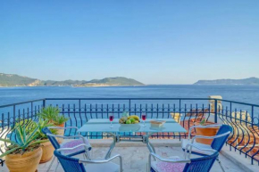 Kaş'ın tam merkezinde denize sıfır lüks apart